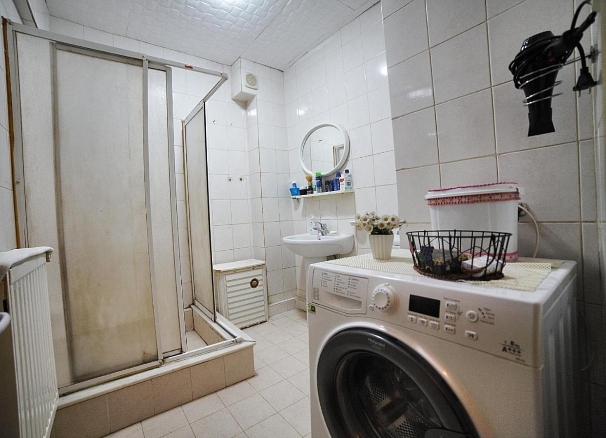 Private Room Close To Merter And Gungoren Textile Center Istanbul Exterior photo
